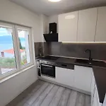 아파트 Perleta Luxury Sea View With Jacuzzi 트로기르