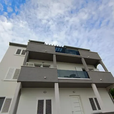 아파트 Perleta Luxury Sea View With Jacuzzi 트로기르