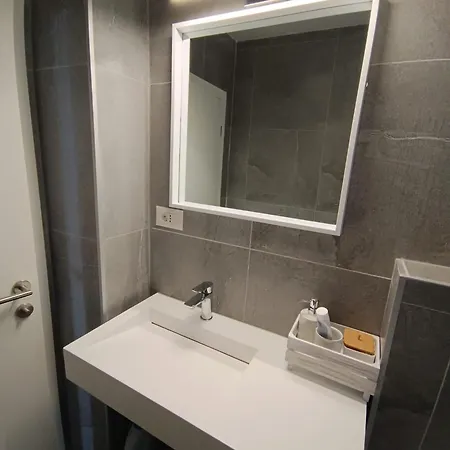 Perleta Luxury Sea View With Jacuzzi דירה טרוגיר